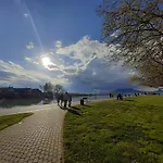 Livi Merevfalu Kerti Medencevel *
