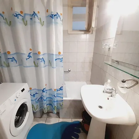 Livi Merevfalú Kerti Medencével *