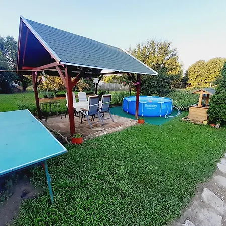 Livi Merevfalu Kerti Medencevel