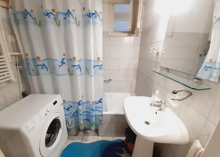 Livi Merevfalu Kerti Medencevel *