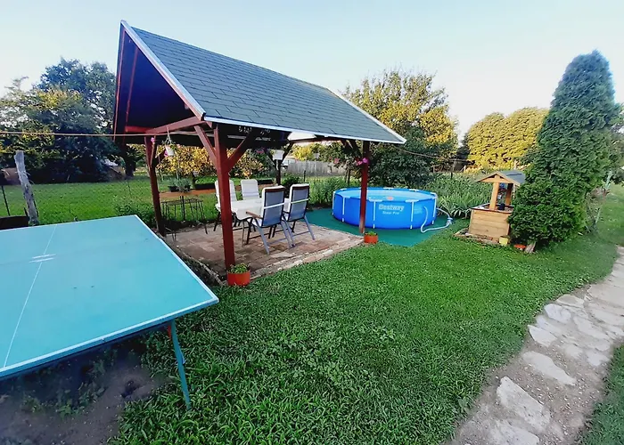 Livi Merevfalu Kerti Medencevel