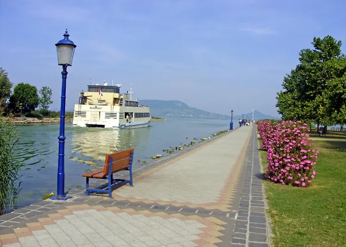 Livi Merevfalu Kerti Medencevel * Fonyód